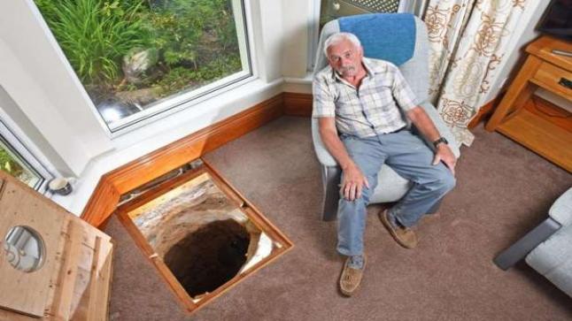 عجوز إنجليزي يحفر 5 أمتار في 10 سنوات بحثا عن الآثار تحت منزله